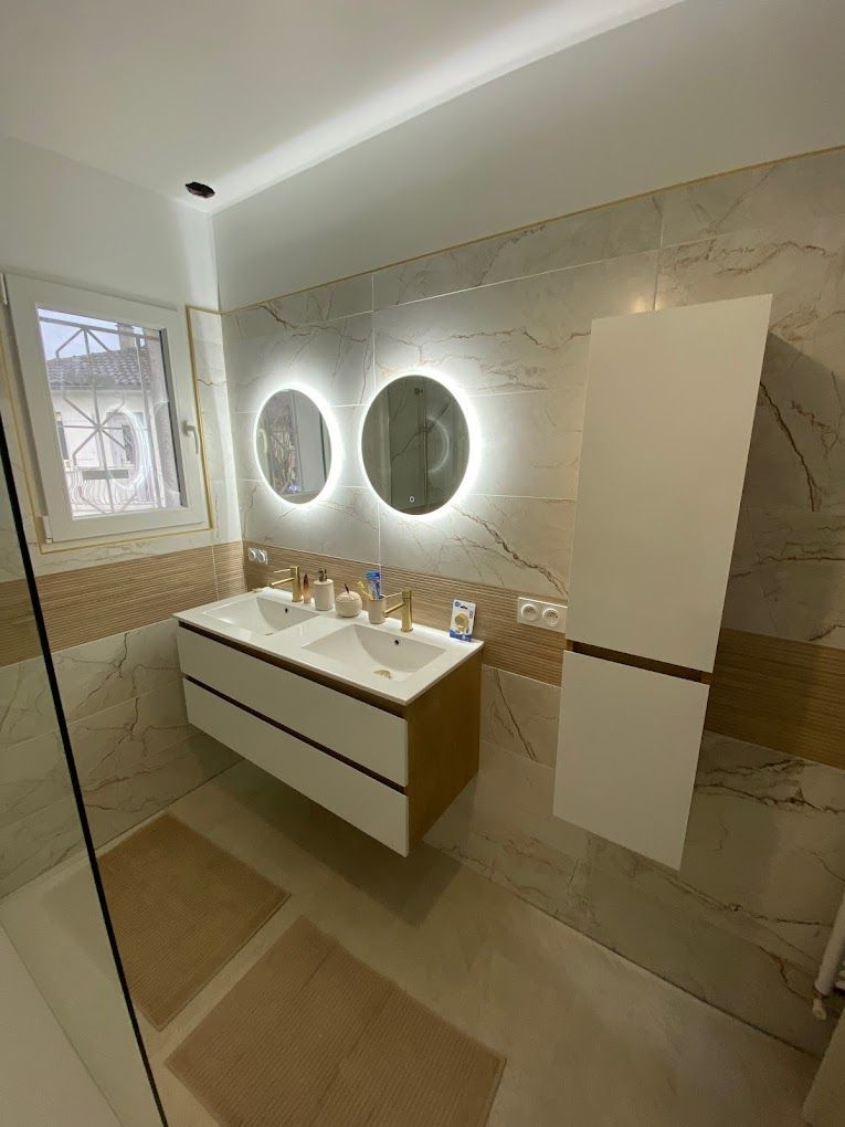 Salle de bain double vasque avec miroirs LED
