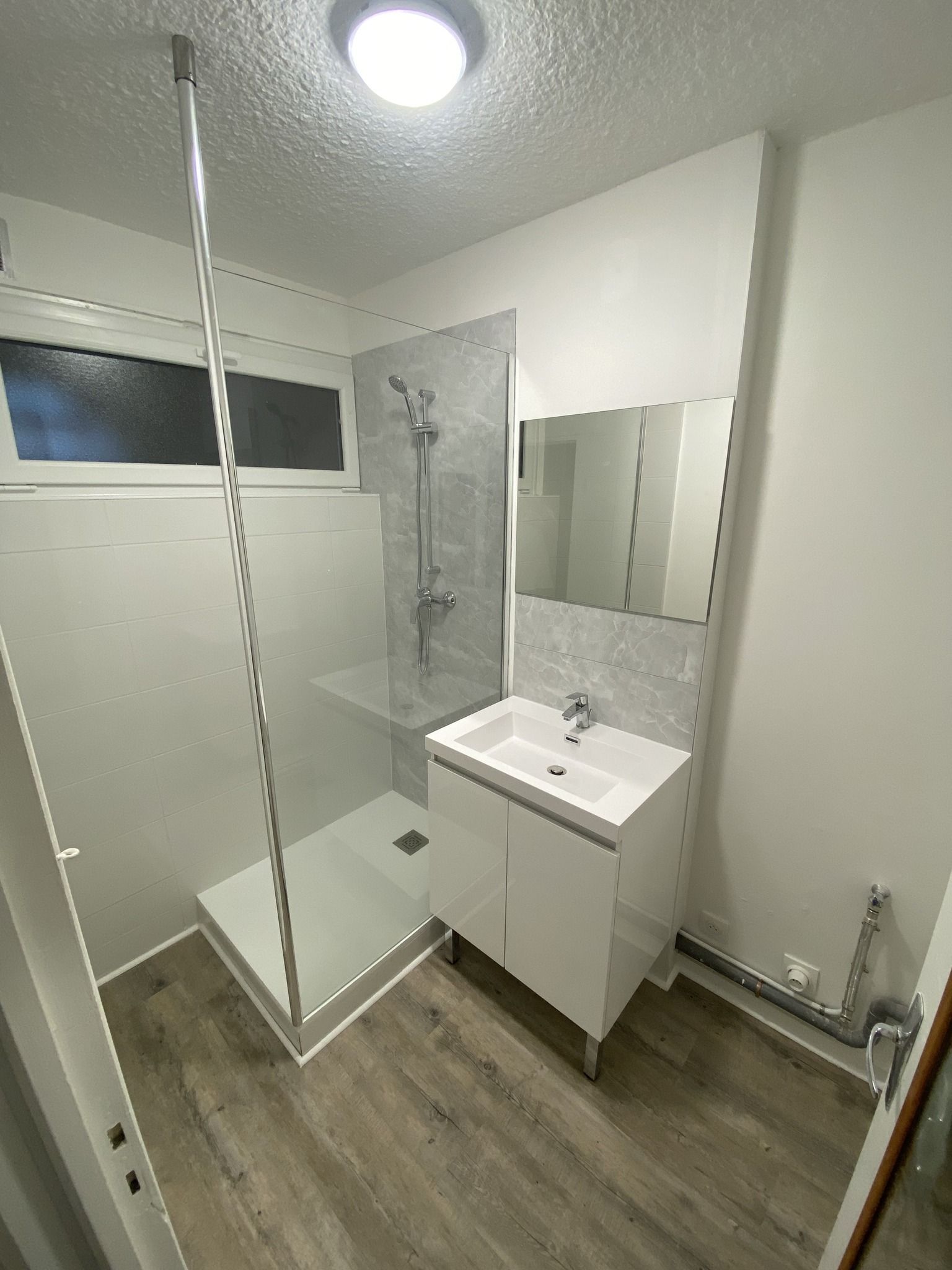 Rénovation de salle d’eau minimaliste