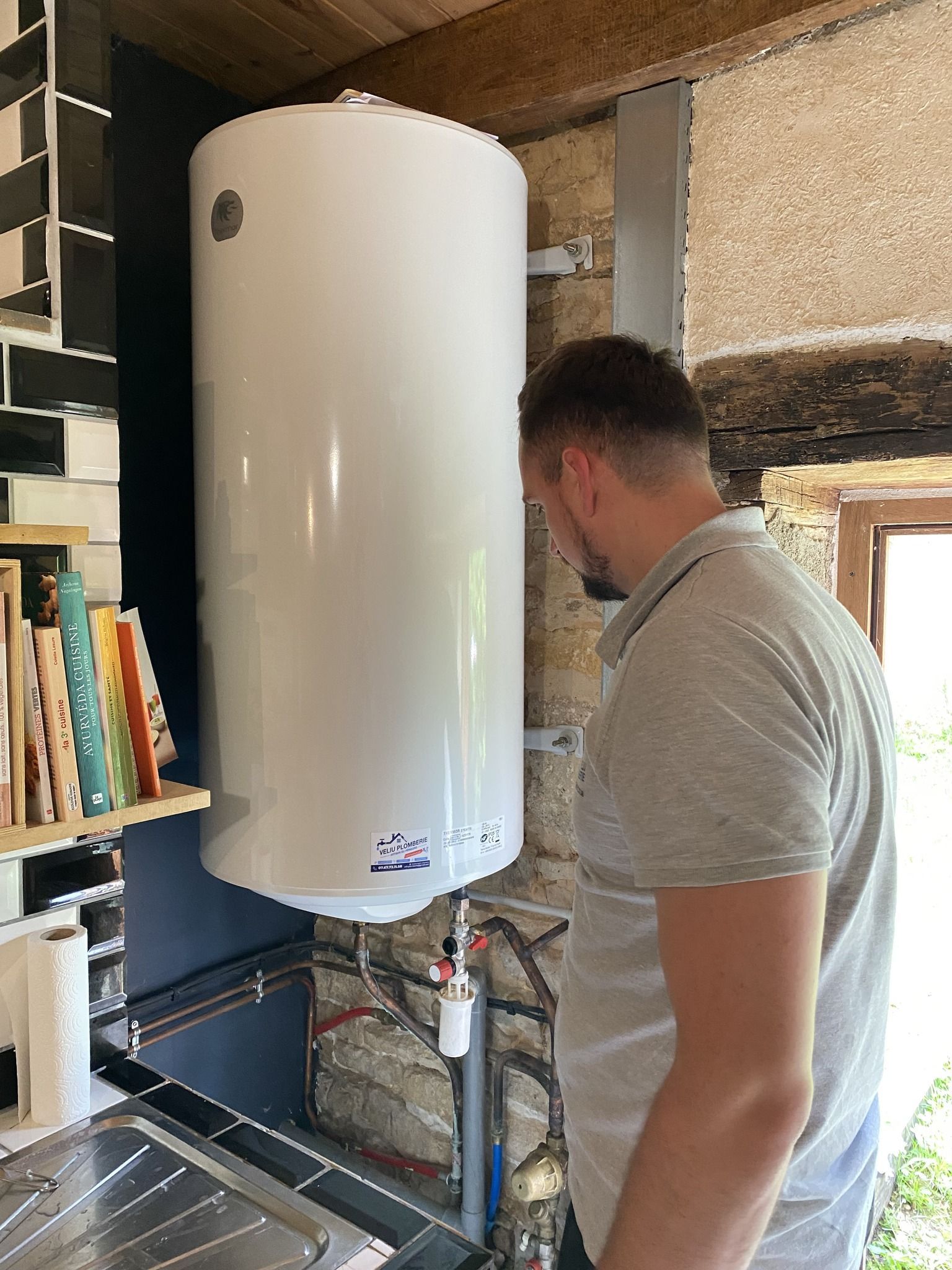 Installation de chauffe-eau vertical