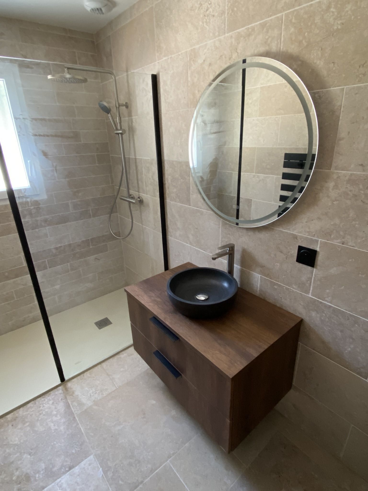 Salle de bain moderne avec douche à l’italienne